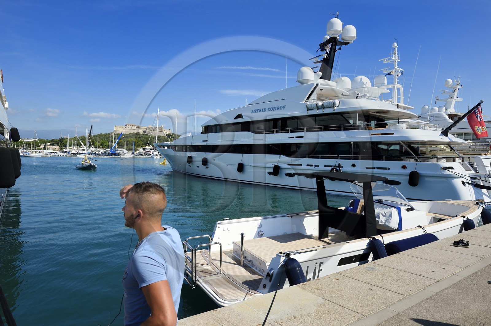 France, Alpes-Maritimes (06), Antibes, le quai des Milliardaires sur le port de plaisance et le Fort Carré en arrière plan