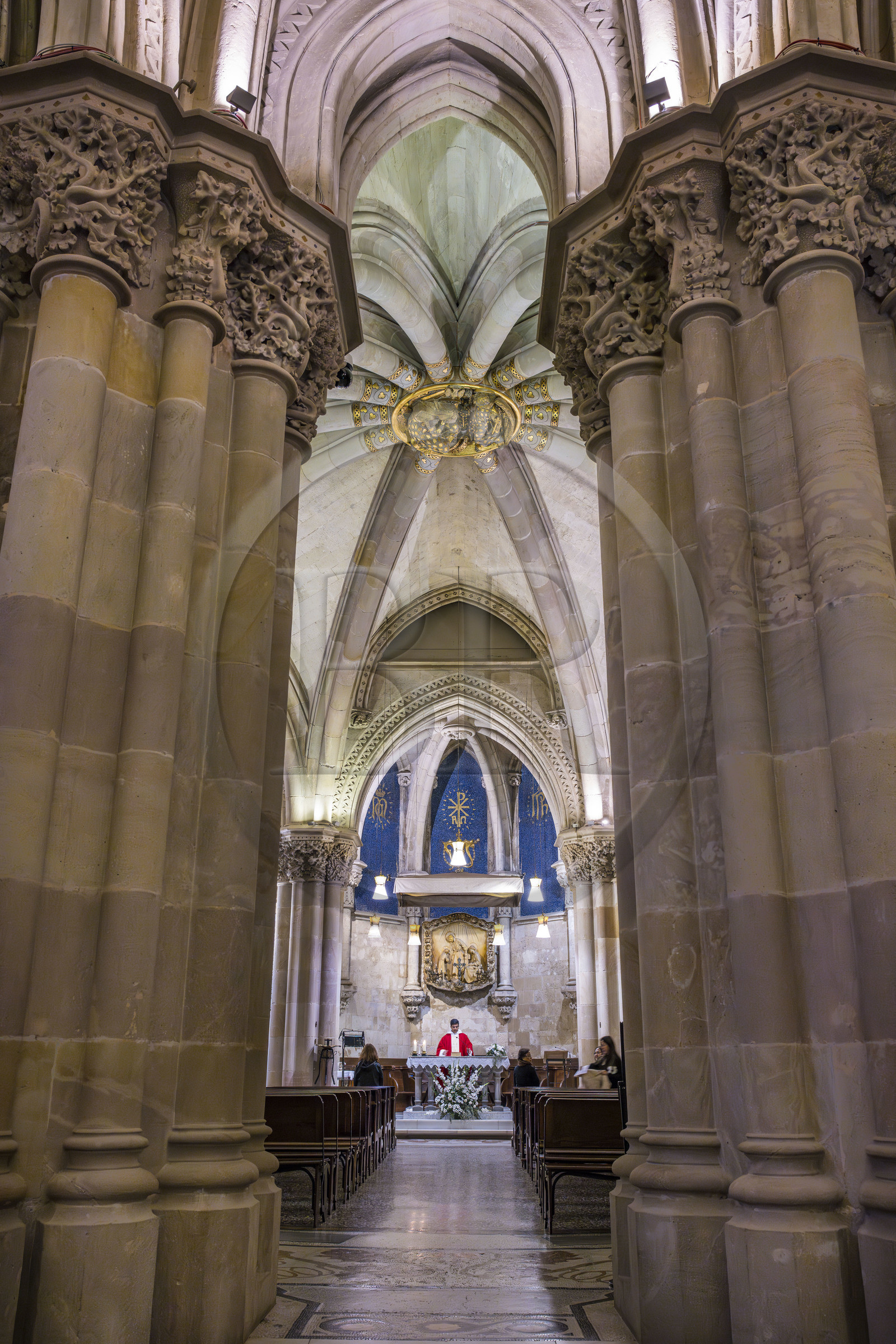 Espagne, Catalogne, Barcelone, quartier de l'Eixample, basilique de la Sagrada Familia de l'architecte du modernisme catalan Antoni Gaudi classée Patrimoine Mondial de l'UNESCO, la crypte du temple de style néo-gothique sert d’église paroissiale, le prêtre Joby Sebastian Kappiparambil célèbre la messe