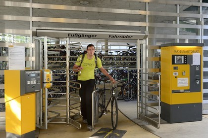 Allemagne, Bade-Wurtemberg, Fribourg en Brisgau, parking à bicyclettes à la gare centrale