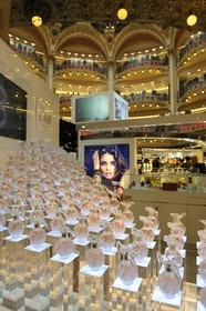 France, Paris (75), le grand magasin des Galeries Lafayette situé boulevard Haussmann, stand de Nina Ricci