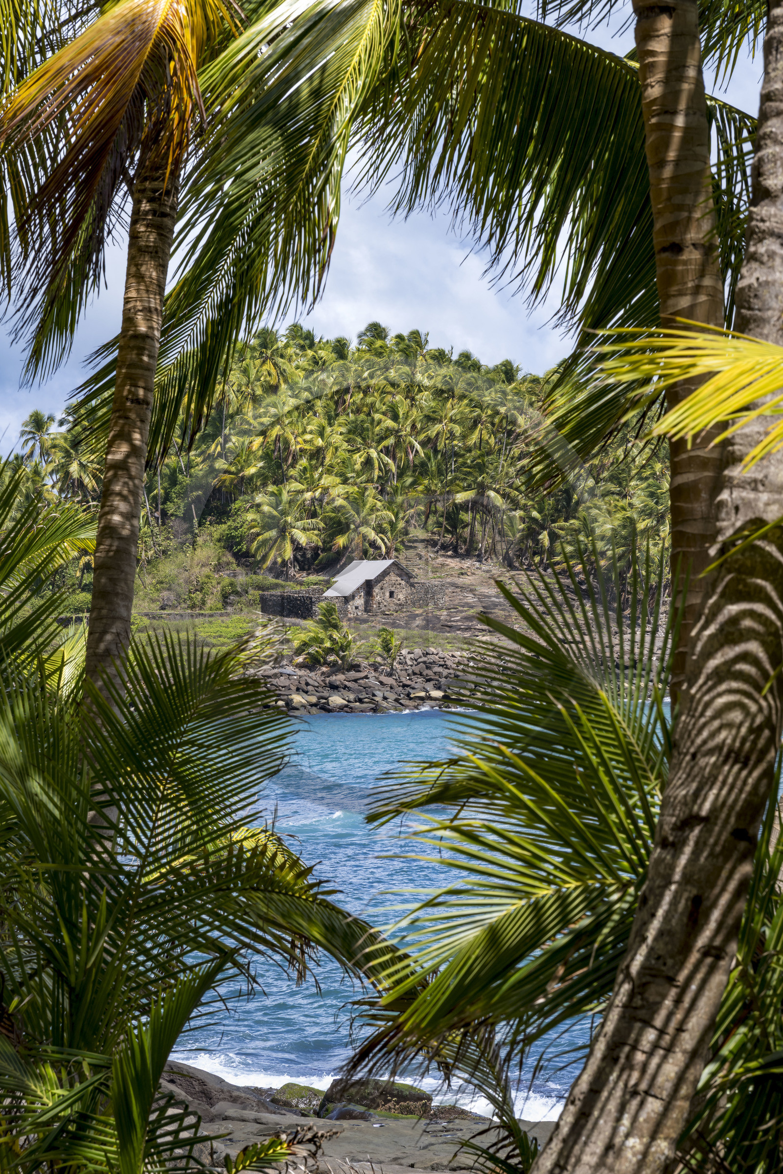 France, Guyane, Kourou, Iles du Salut, l'Ile du Diable vue depuis l'Ile Royale, la case a servi de bagne à Alfred Dreyfus du 13 avril 1895 au 9 juin 1899