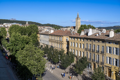 France, Bouches-du-Rhône (13), Aix en Provence, le cours Mirabeau, la montagne Sainte Victoire et l'église Saint Jean de Malte (XIIIème siècle) en arrière plan