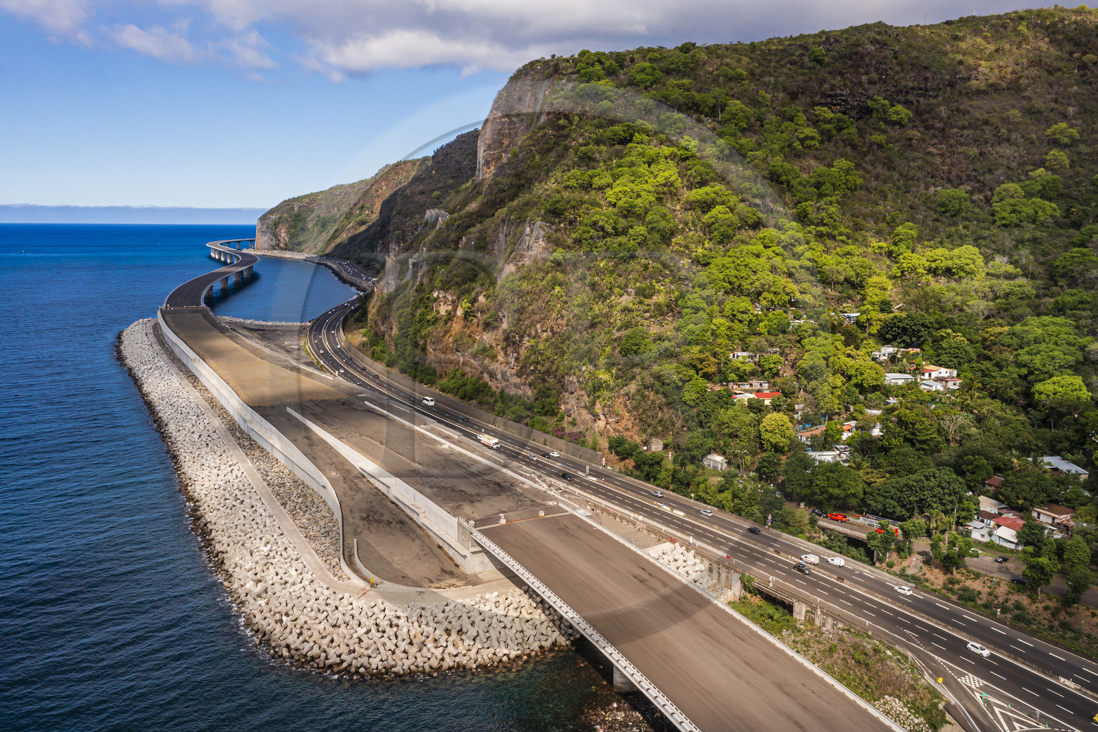 France, Ile de la Reunion, la Grande Chaloupe à La Possession, la Nouvelle Route du Littoral (NRL), fin du viaduc maritime long de 5,4 km entre la capitale Saint-Denis et la Grande Chaloupe (vue aérienne)