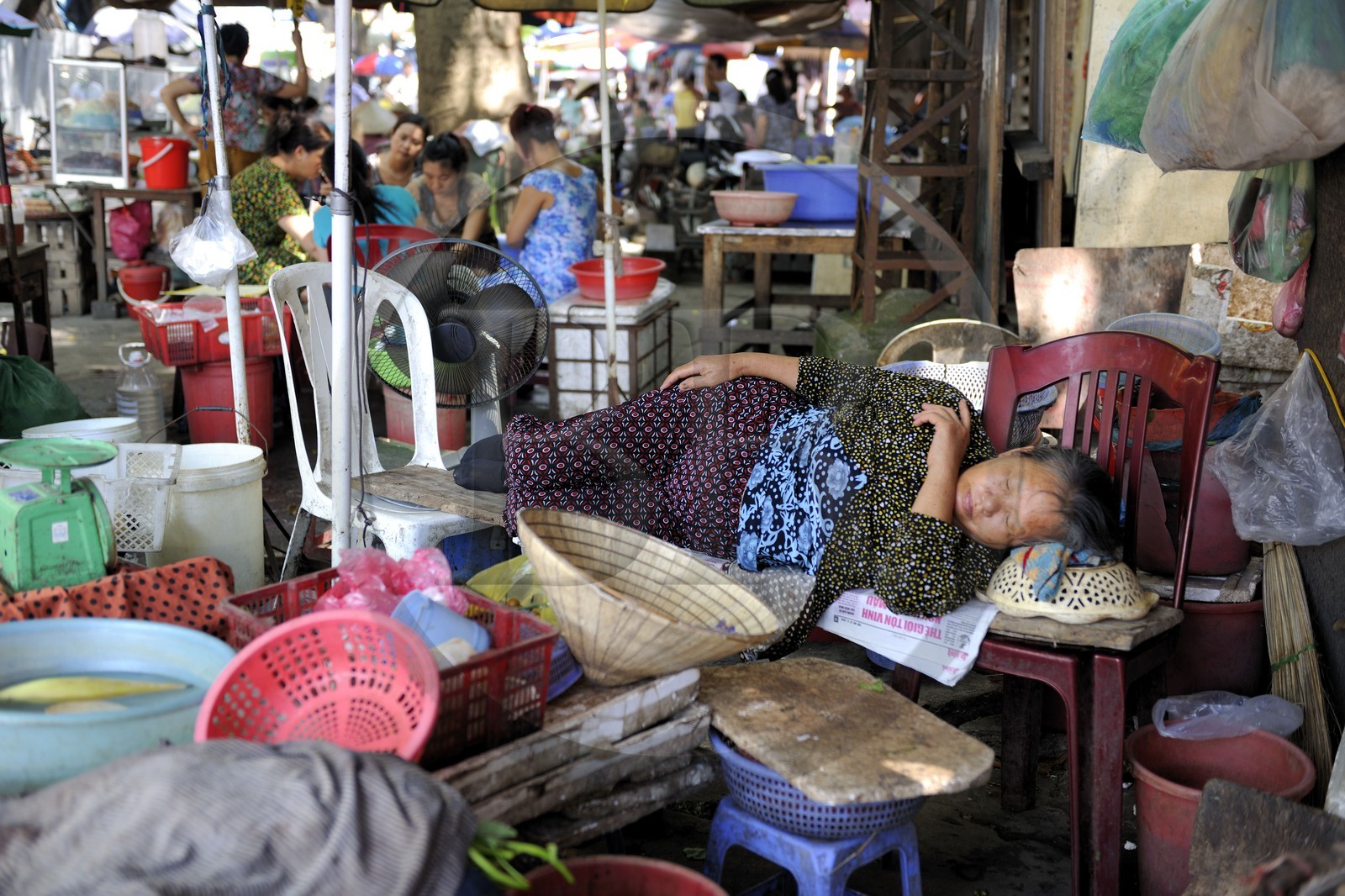 Vietnam, Haiphong, marché, petite sieste entre les étales