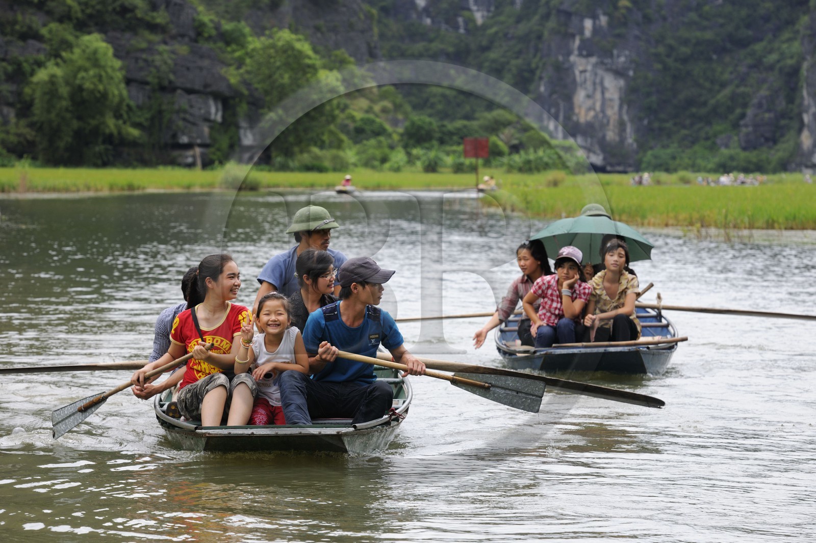 Vietnam, province de Ninh Binh, région surnommée la baie d'Halong terrestre, excursion en barque à Tam Coc entouré de montagnes karstiques