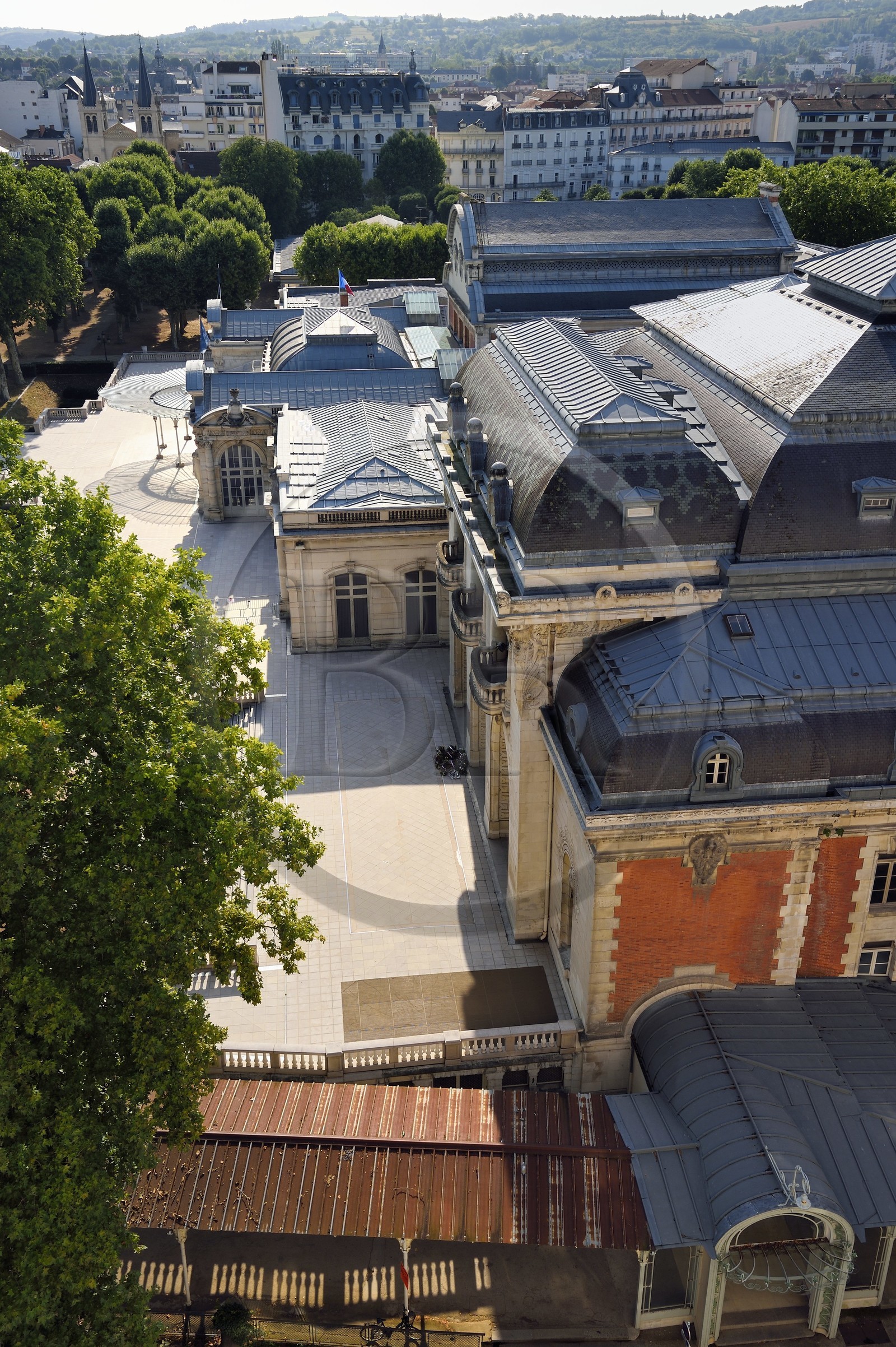 France, Allier (03), Vichy, Palais des Congrès et Opéra dans le parc des Sources et la galerie couverte d’environ 700 mètres au premier plan