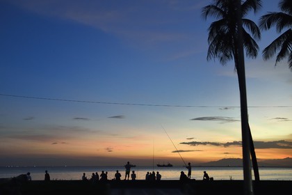 Philippines, Ile de Luzon, Manille, Baywalk au crépuscule, la promenade de bord de mer donnant sur la baie de Manille le long du boulevard Roxas