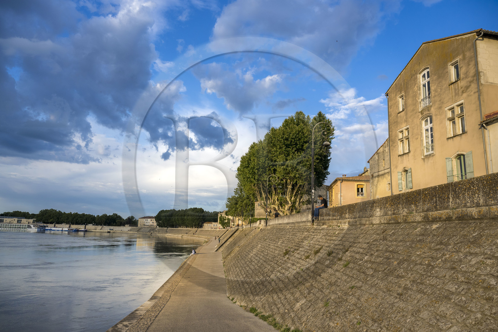France, Bouches-du-Rhône (13), Arles, le quai Marx Dormoy sur la rive gauche du Rhone