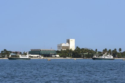 Gabon, province de Ogooué- Maritime, Port-Gentil dans la baie du Cap Lopez, batiment de la Banque des Etats de l'Afrique Centrale (B.E.A.C.) à droite