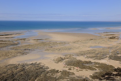 France, Manche (50), Granville, marée basse au pied de la vieille ville