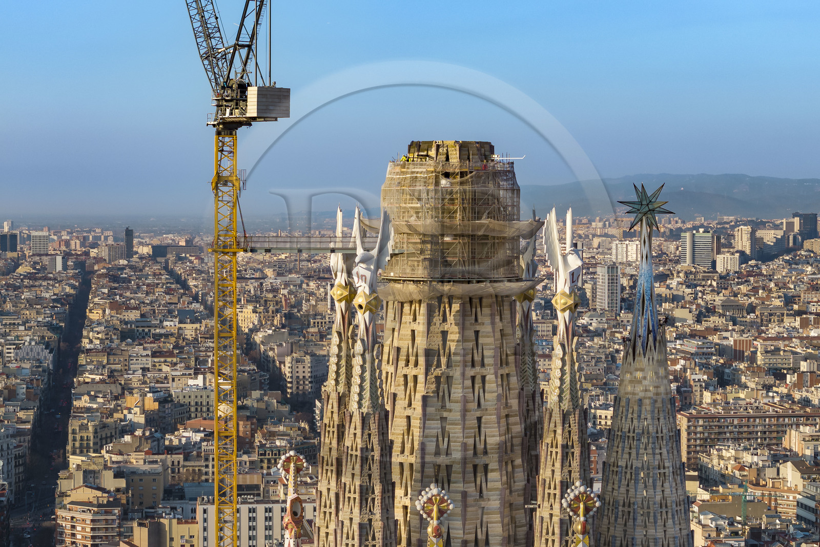 Espagne, Catalogne, Barcelone, quartier de l'Eixample, basilique de la Sagrada Familia de l'architecte du modernisme catalan Antoni Gaudi classée Patrimoine Mondial de l'UNESCO, campaniles surmontés de pinacles entourant le ciborium central et la future tour centrale (Tour de Jesus Christ)