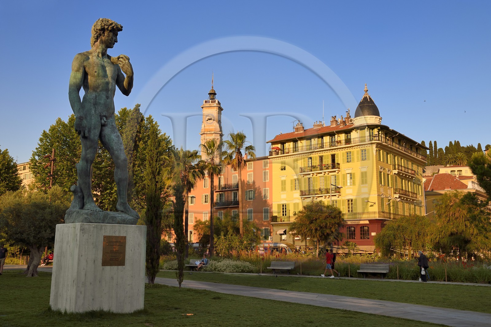 France, Alpes-Maritimes (06), Nice, vieille ville, promenade du Paillon, sculpture du David de Michel-ange, immeubles d'habitation et la tour de l'ancien Couvent Saint-Francois