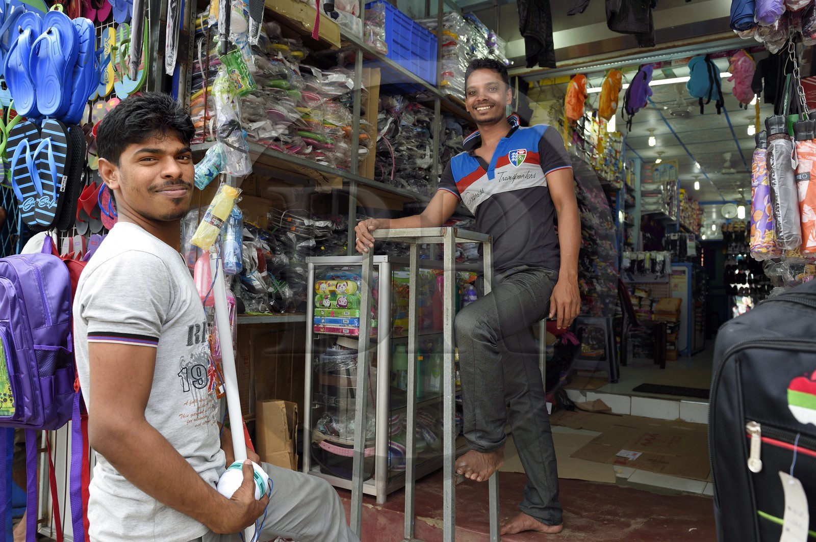 Sri Lanka, province de l'Est, Trincomalee, commercants dans la rue principale