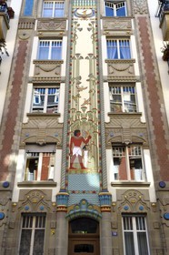 France, Bas-Rhin (67), Strasbourg, quartier de la Neustadt datant de la periode allemande, immeuble Art nouveau et orientaliste dit Maison égyptienne au 10 rue du Général Rapp de l'architecte Scheyder et fresque polychrome aux figures égyptiennes et décor végétal de l'artiste Zilly (1905-1906)