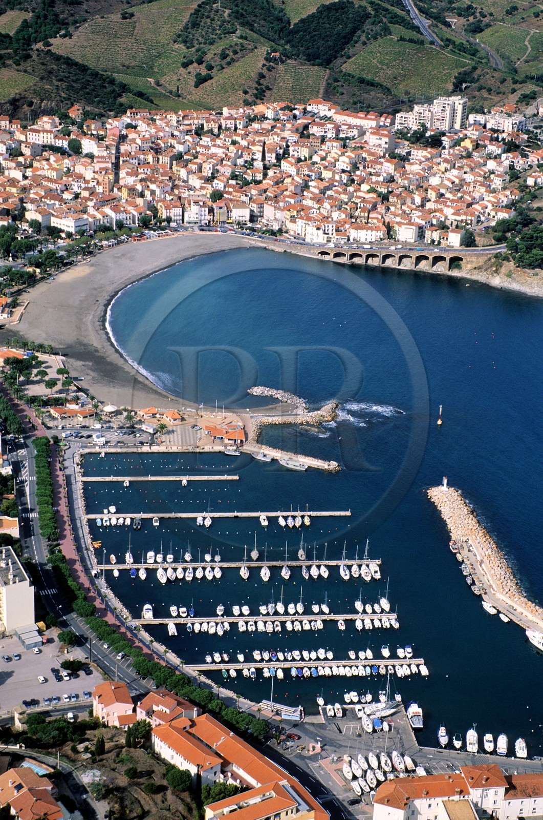 France, Pyrénées-Orientales (66), Banyuls-sur-Mer, le port et de la plage (vue aérienne)