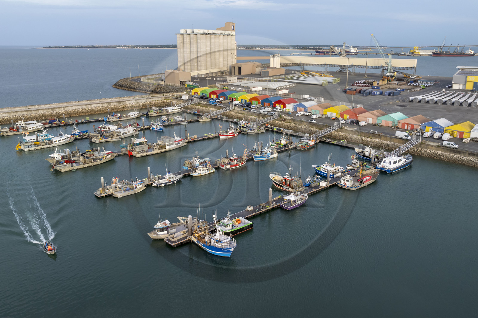 France, Charente-Maritime (17), La Rochelle, Port de pêche de Chef de Baie, le bassin des coureauleurs et le Port de commerce de La Pallice en arrière plan (vue aérienne)