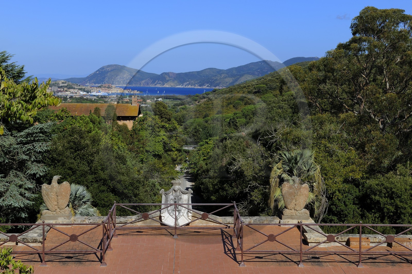 Italie, Toscane, l’Ile d’Elbe, San Martino, la Villa Napoleonica achetée par Napoléon 1er lors de son exile, vue depuis la terrasse sur Portoferraio