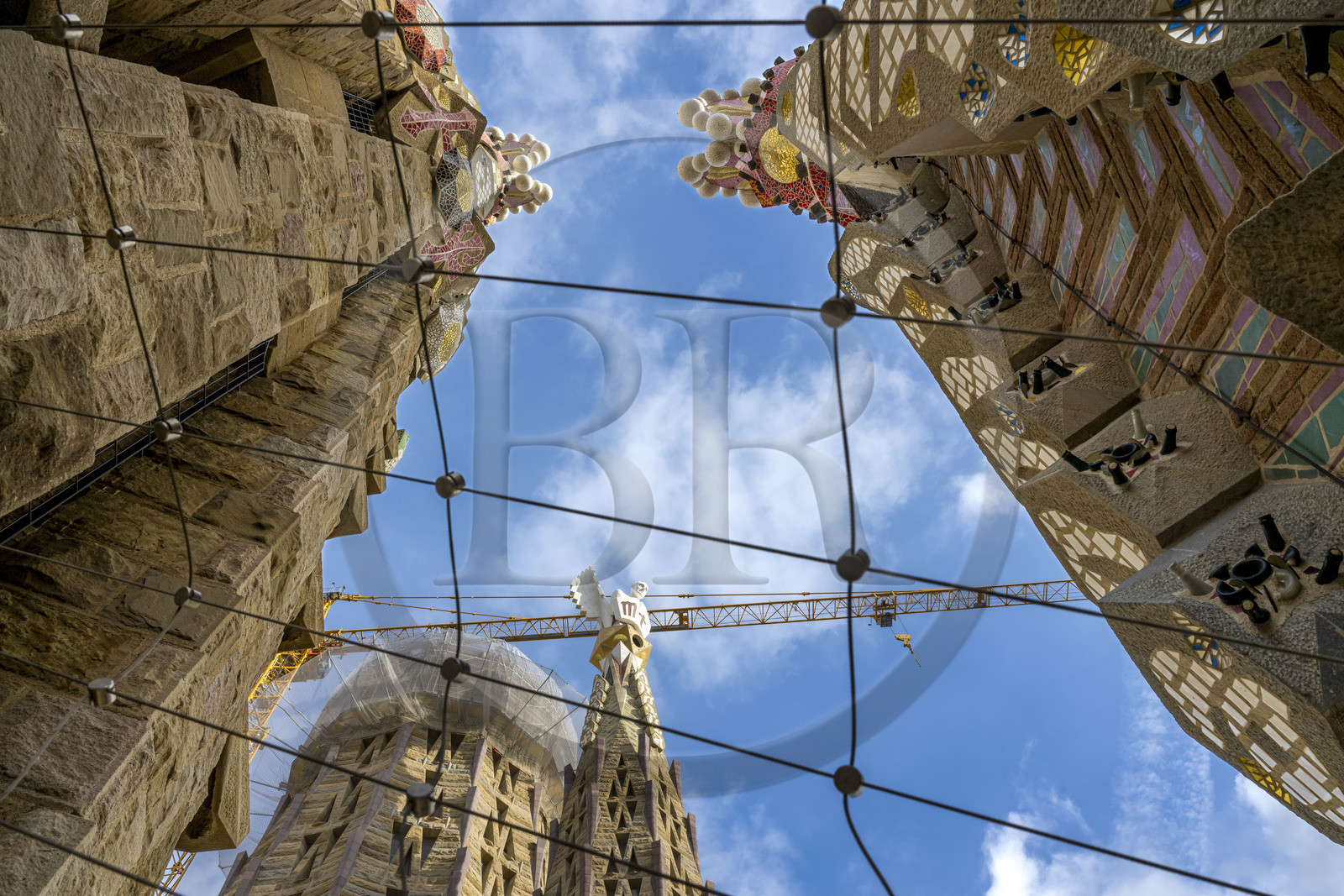 Espagne, Catalogne, Barcelone, quartier de l'Eixample, basilique de la Sagrada Familia de l'architecte du modernisme catalan Antoni Gaudi classée Patrimoine Mondial de l'UNESCO, un des quatre campaniles de 135m entourant le ciborium central et la future tour centrale, son pinacle est couronné par un homme ailé qui symbolise saint Matthieu, au premier plan les pinacles des tours de la façade de la Passion