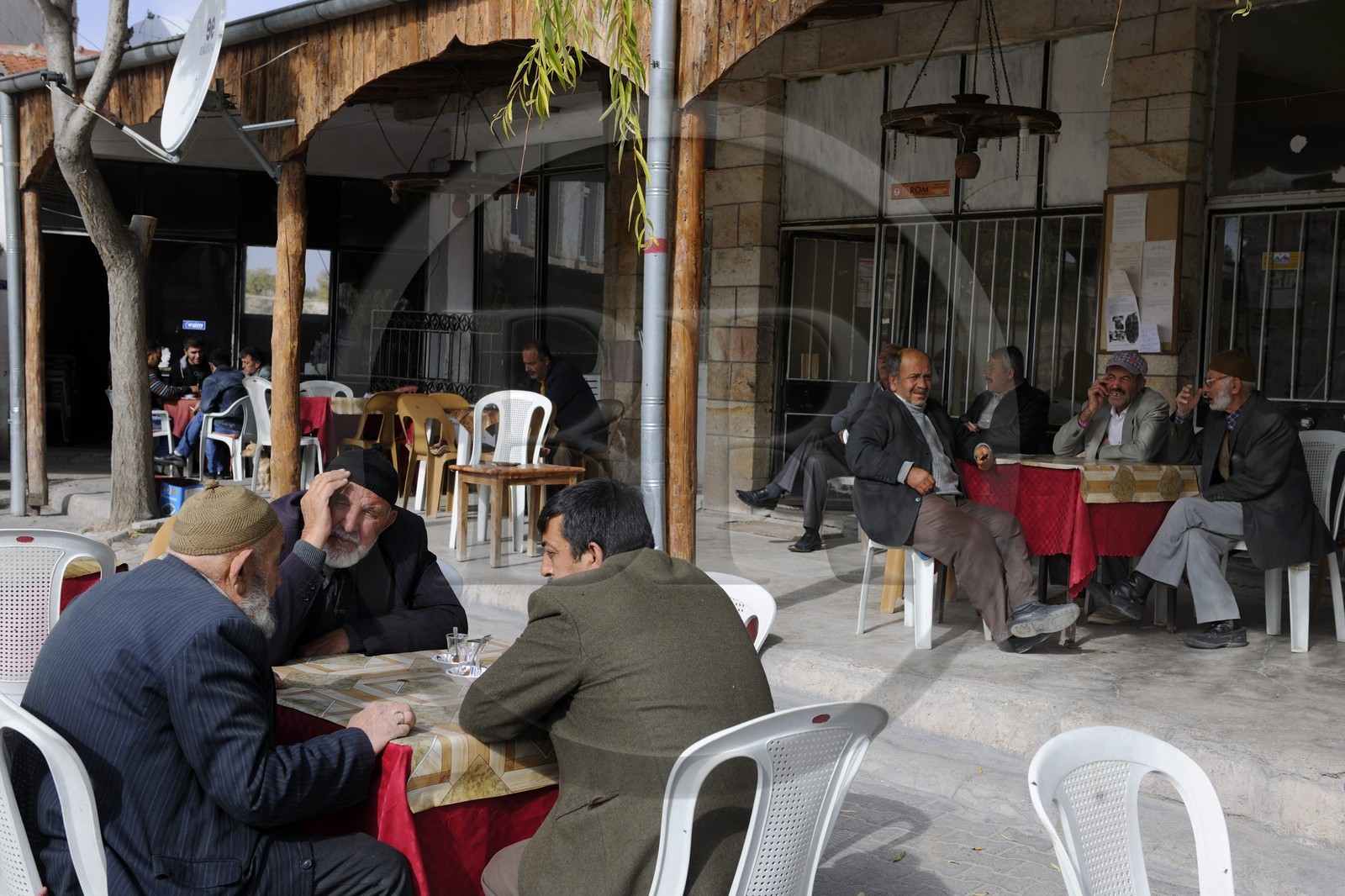Turquie, Anatolie Centrale, province de Nevsehir, Cappadoce classée Patrimoine Mondial de l'UNESCO, village d' Ibrahimpacha, le café de la place centrale