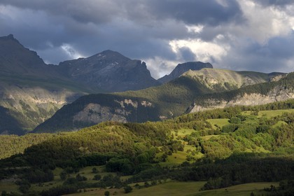 France, Alpes-de-Haute-Provence (04), vallée de l'Ubaye, les montagnes du Parc national du Mercantour, la Tête de Sanguinières et le col de Restefond derrière le hameau de Lans à l'Est de Jausiers