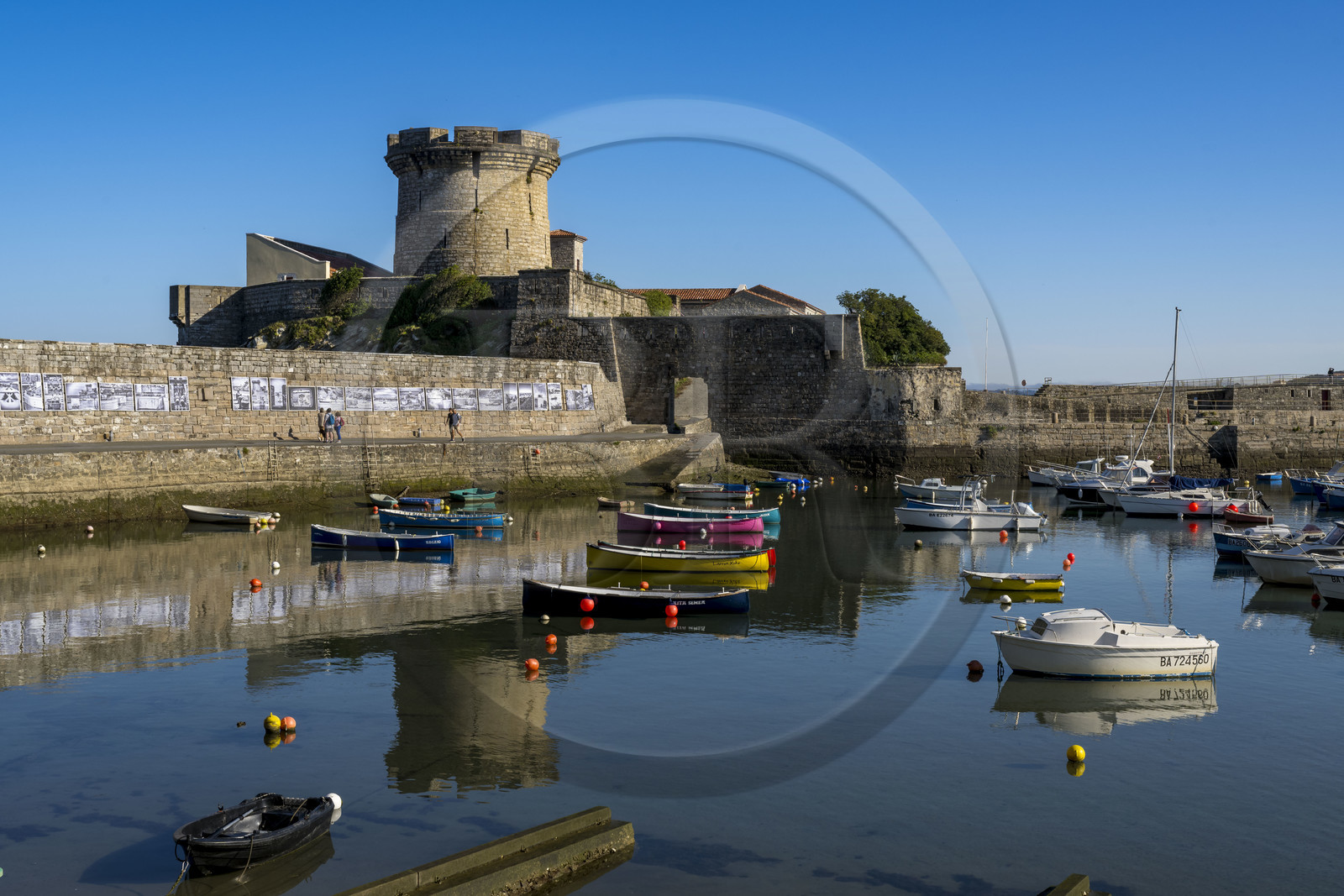 France, Pyrénées-Atlantiques (64), la côte du Pays-Basque, Ciboure, le fort de Socoa construit sous Louis XIII remanié par Vauban et son petit port de plaisance dans la baie de Saint-Jean-de-Luz