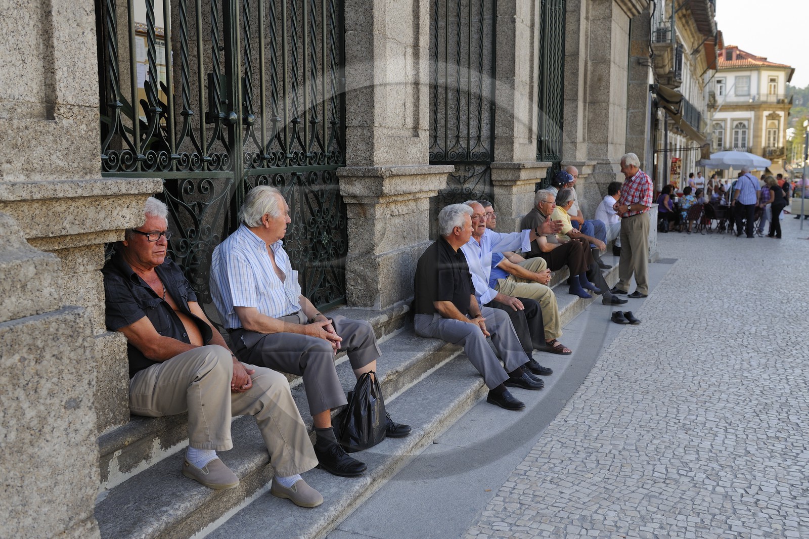Portugal, région du Minho, Guimaraes, ville classée Patrimoine Mondial de l' UNESCO, les hommes aiment se retrouver pour discuter sur la place Largo do Toural