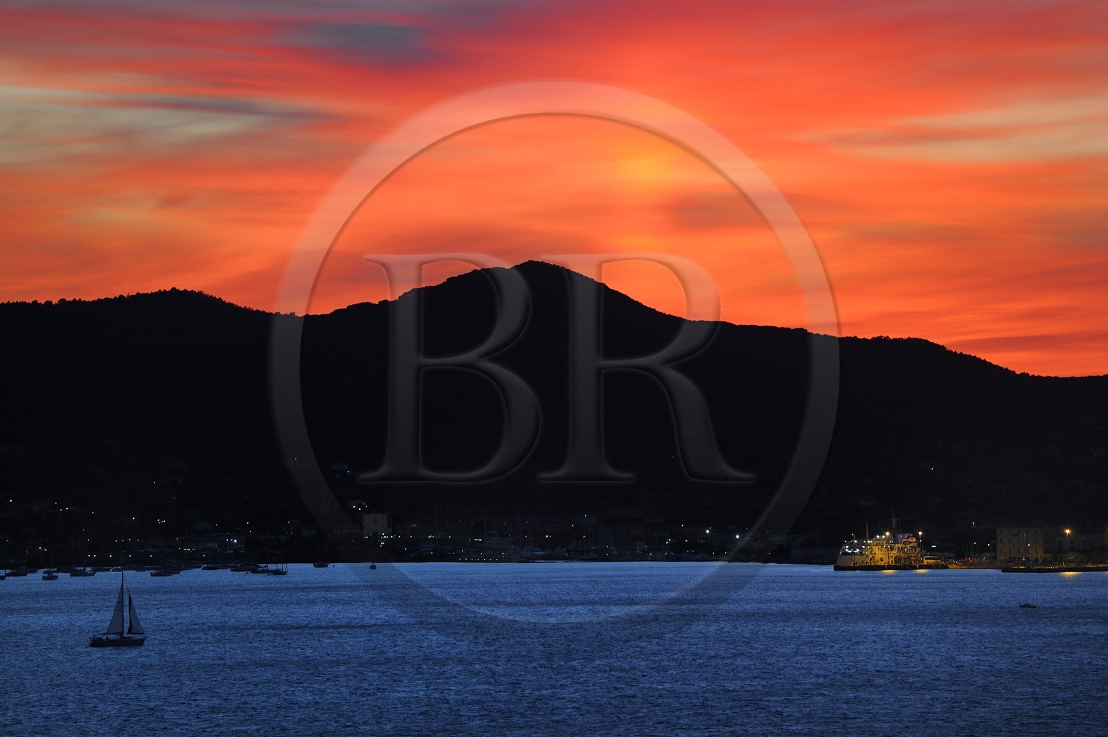 Italie, Toscane, Ile d’Elbe, la rade de Portoferraio au coucher de soleil