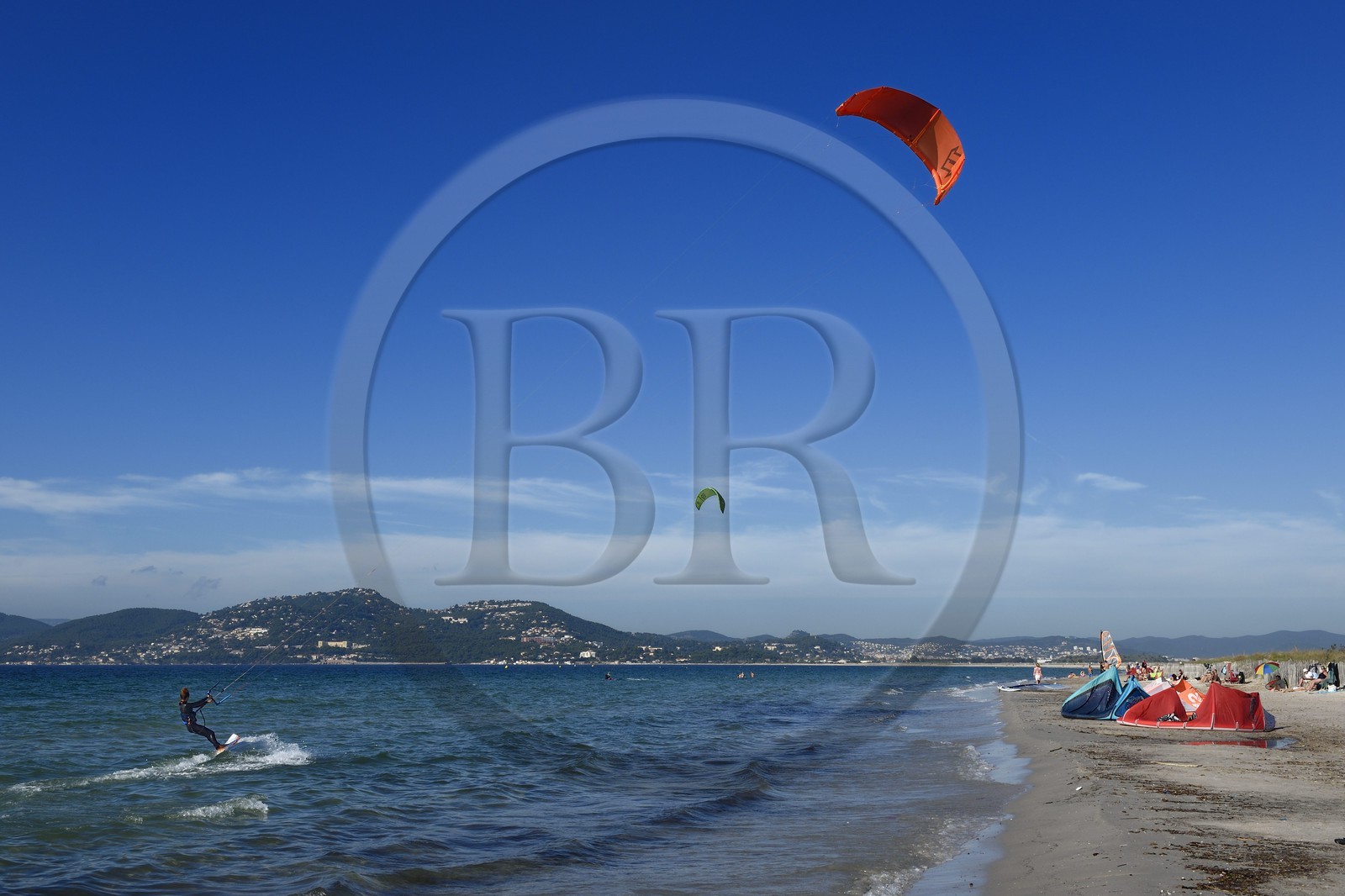 France, Var, Hyeres, Giens peninsula, kitesurfing on Almanarre beach