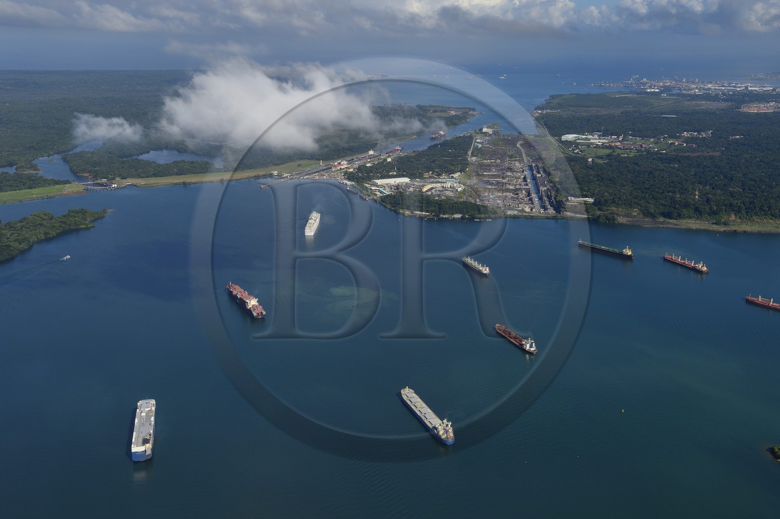 Panama, province de Colon, Canal de Panama, cargos sur le lac Gatun en attente de pouvoir franchir les écluses de Gatun, la baie Limon (Bahia Limon) coté Atlantique et la ville de Colon en arrière plan (vue aérienne)