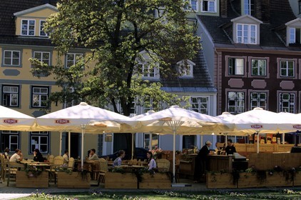 Lettonie (Pays Baltes), Riga, anciennes maisons rue Meistaru et terrasse de café