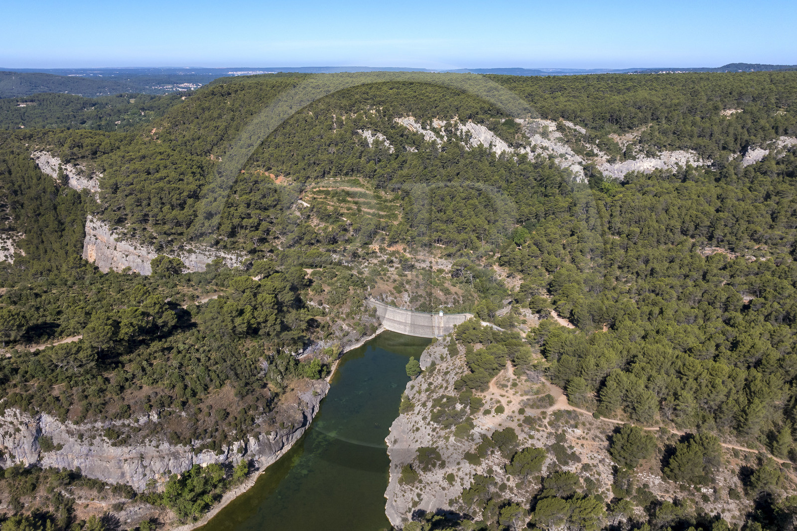 France, Bouches-du-Rhône (13), Aix en Provence, plateau de Bibemus, le barrage Zola (Cézanne y a peint la série des Baigneurs) et la montagne Sainte Victoire en arrière plan (vue aérienne)