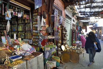 Maroc, Haut-Atlas, Marrakech, ville impériale, Médina classée Patrimoine Mondial de l'UNESCO, marchand d'épices dans le souk et femme voilée