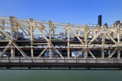 Etats-Unis, New York, Manhattan, Upper East side, le Queensboro Bridge qui rejoint Roosevelt Island au dessus de l'East River