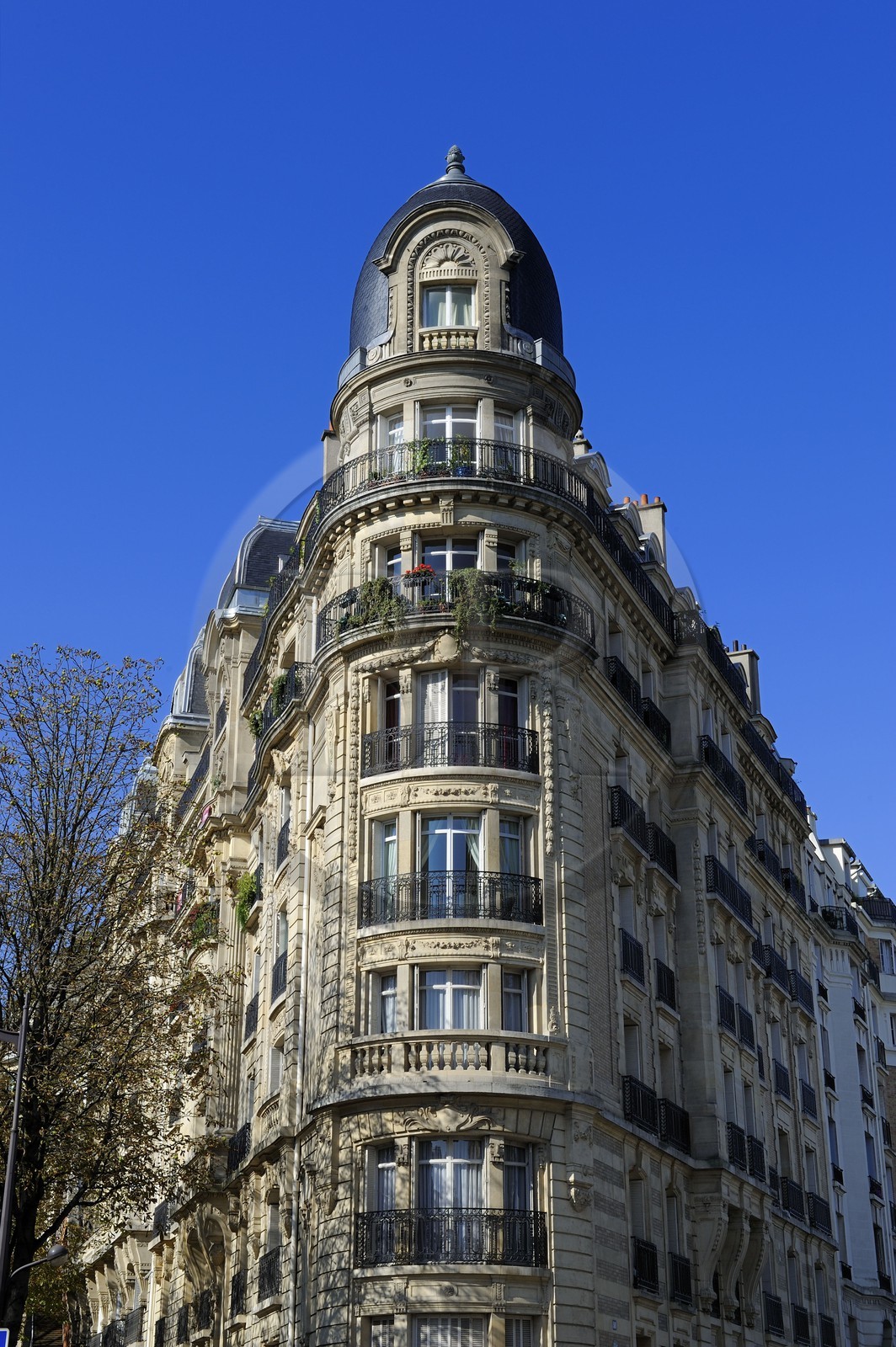 France, Paris (75), les immeubles haussmanniens de la rue Manin en bordure du parc des Buttes Chaumont