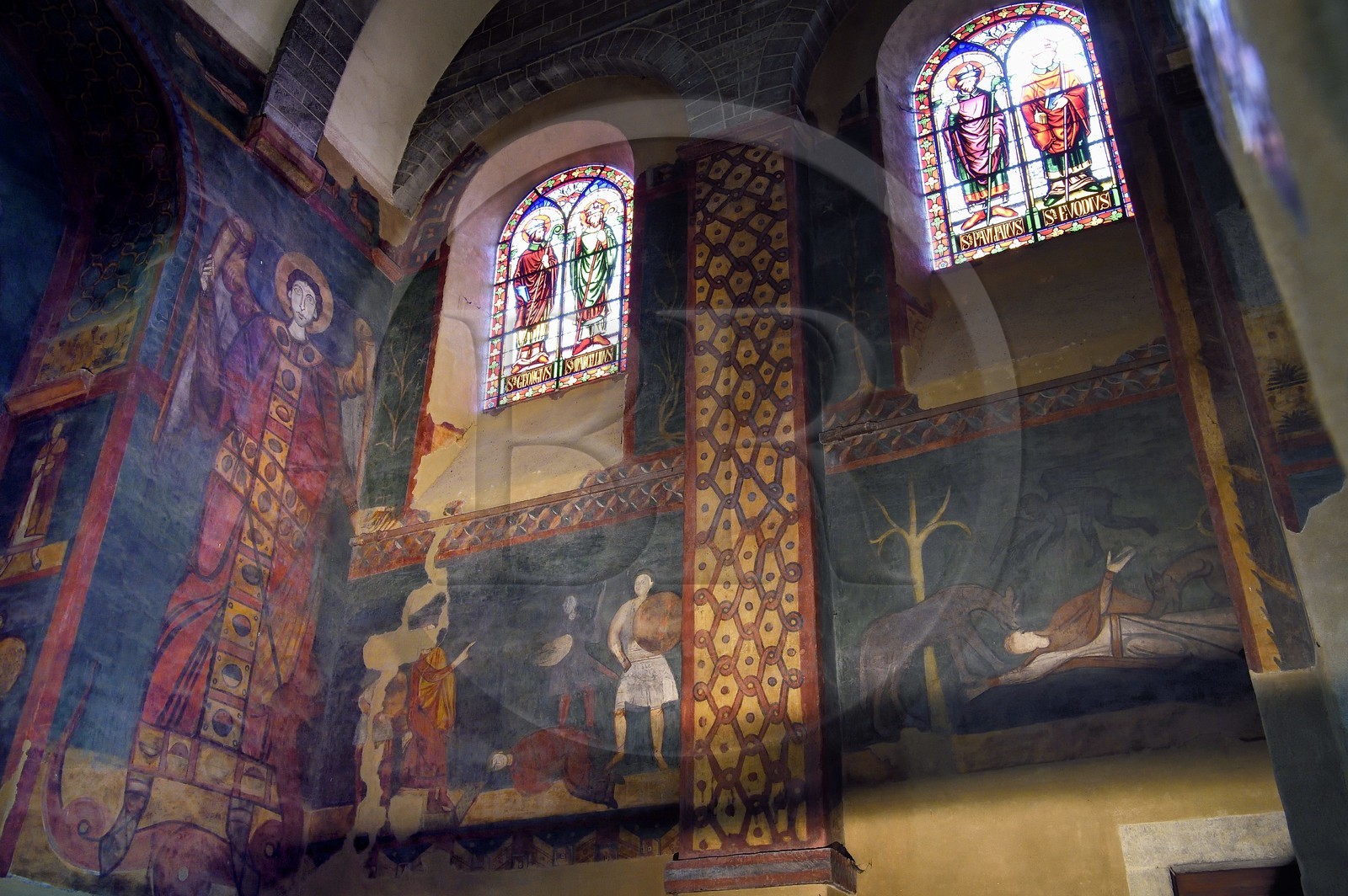 France, Haute-Loire (43), Le Puy-en-Velay, étape des chemins de Compostelle, la cathédrale Notre-Dame-de-l'Annonciation du XIIe siècle classée Patrimoine Mondial de l'UNESCO, tribune nord, représentation de l'archange Saint-Michel de la deuxième moitié du XIe siècle (plus grand Saint en pied de l'époque romane avec ses 6 mètres)