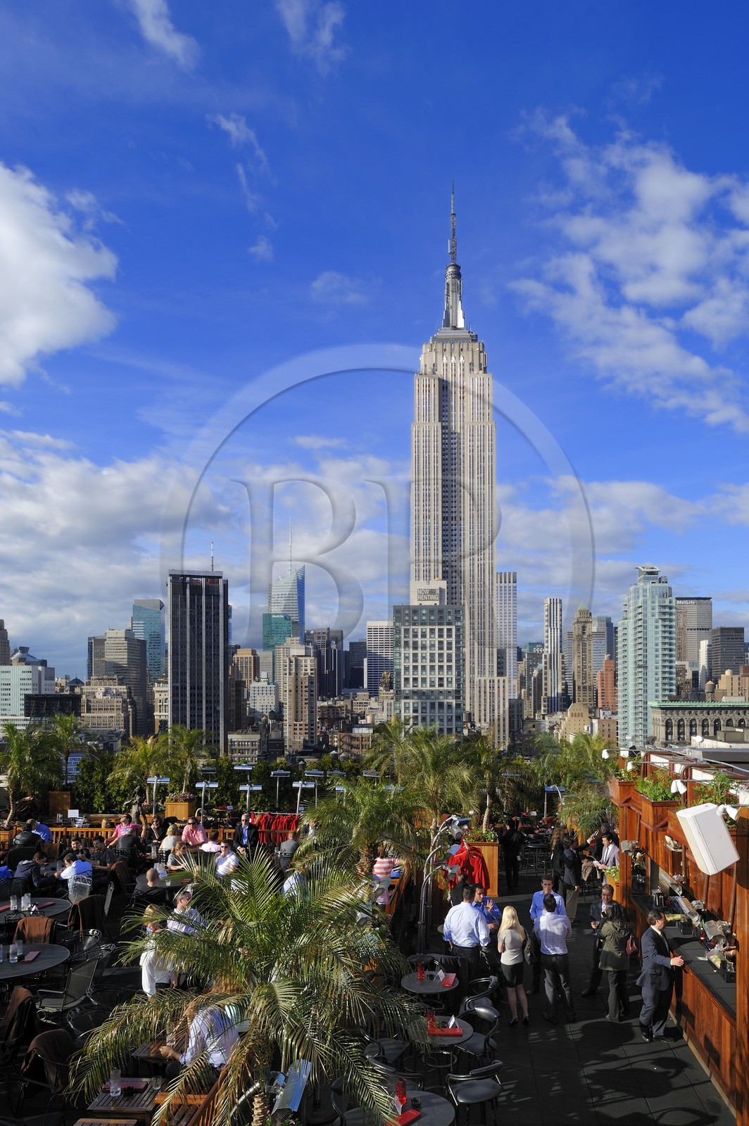 United States, New York, Manhattan, Midtown, the 230 terrace cafe on 5th Avenue and the Empire State Building