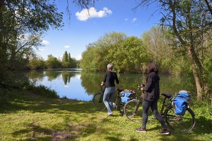France, Charente (16), la Charente entre Sireuil et Saint-Simeux, cyclistes sur la véloroute La Flow Vélo