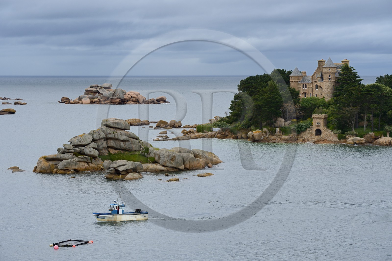 France, Côtes-d'Armor (22), Côte de Granit Rose, Trégastel, château et ile de Costaérès, bateau de pêche