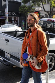 Etats-Unis, Californie, San Francisco, quartier anciennement hippie de Haight Ashburry, un homme portant son chien