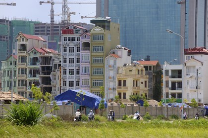 Vietnam, Hanoï, nouveaux ensembles d'immeubles en construction dans le quartier de Cau Giay