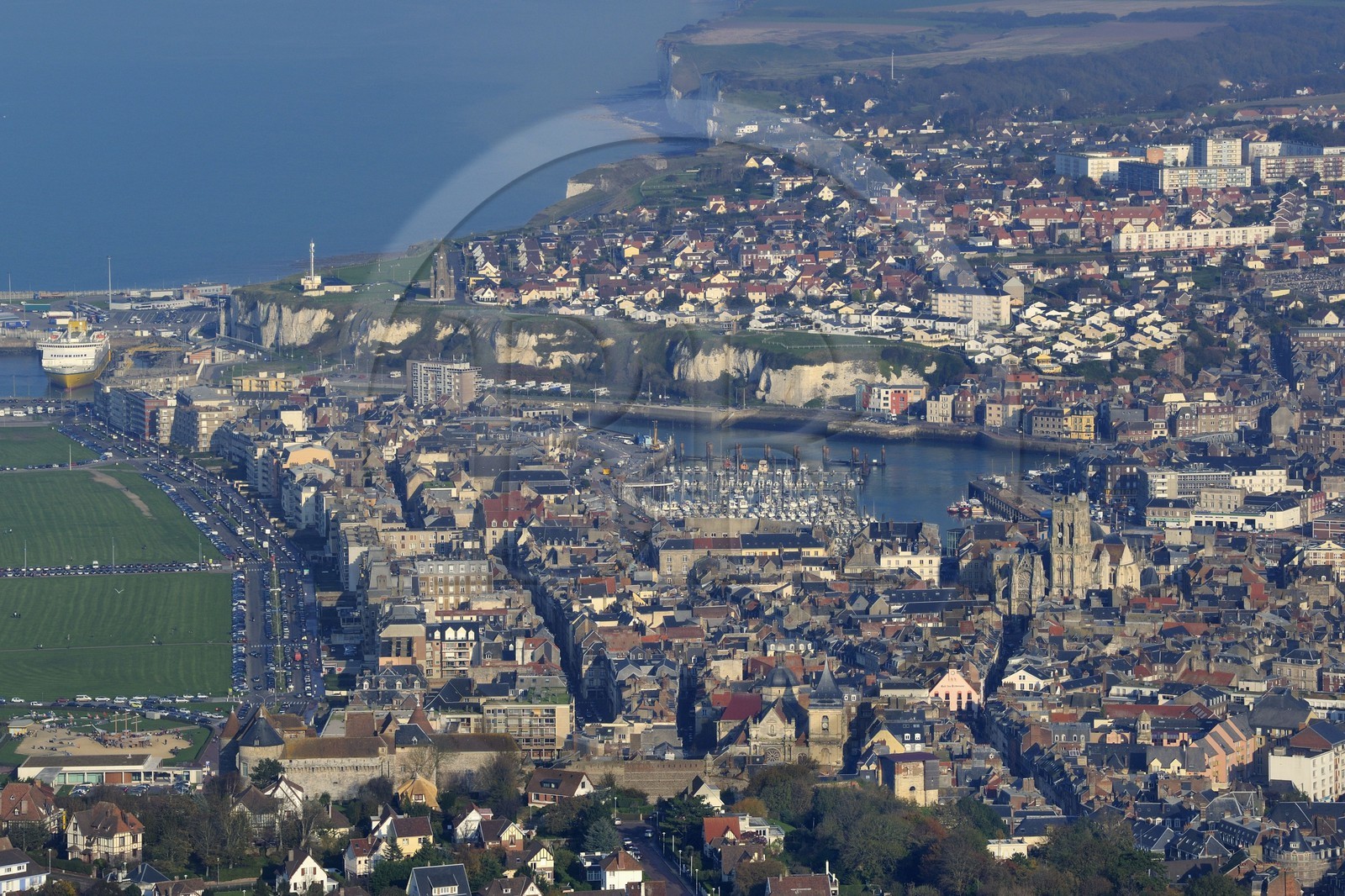 France, Seine-Maritime (76), Dieppe dominé par son Chateau musée (vue aérienne)