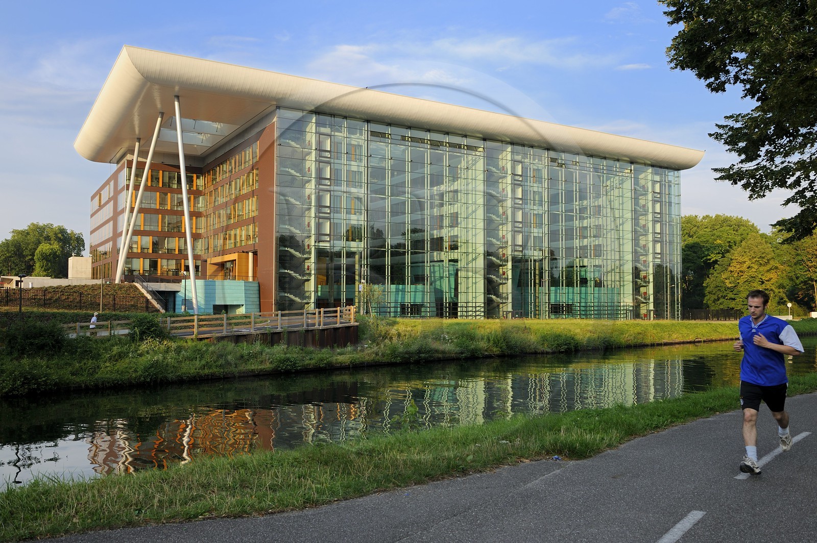France, Bas-Rhin (67), Strasbourg, Bâtiment général du conseil de l'europe par le cabinet d'architectes Art et Build sur le quai Jacoutot