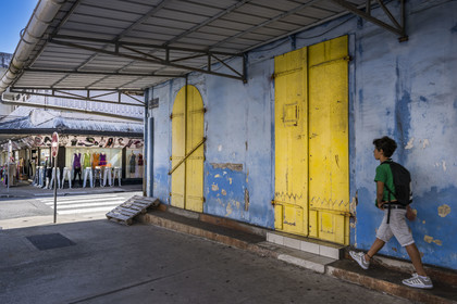 France, Guyane, Cayenne, rue François Arago dans la vieille ville, sortie d'école