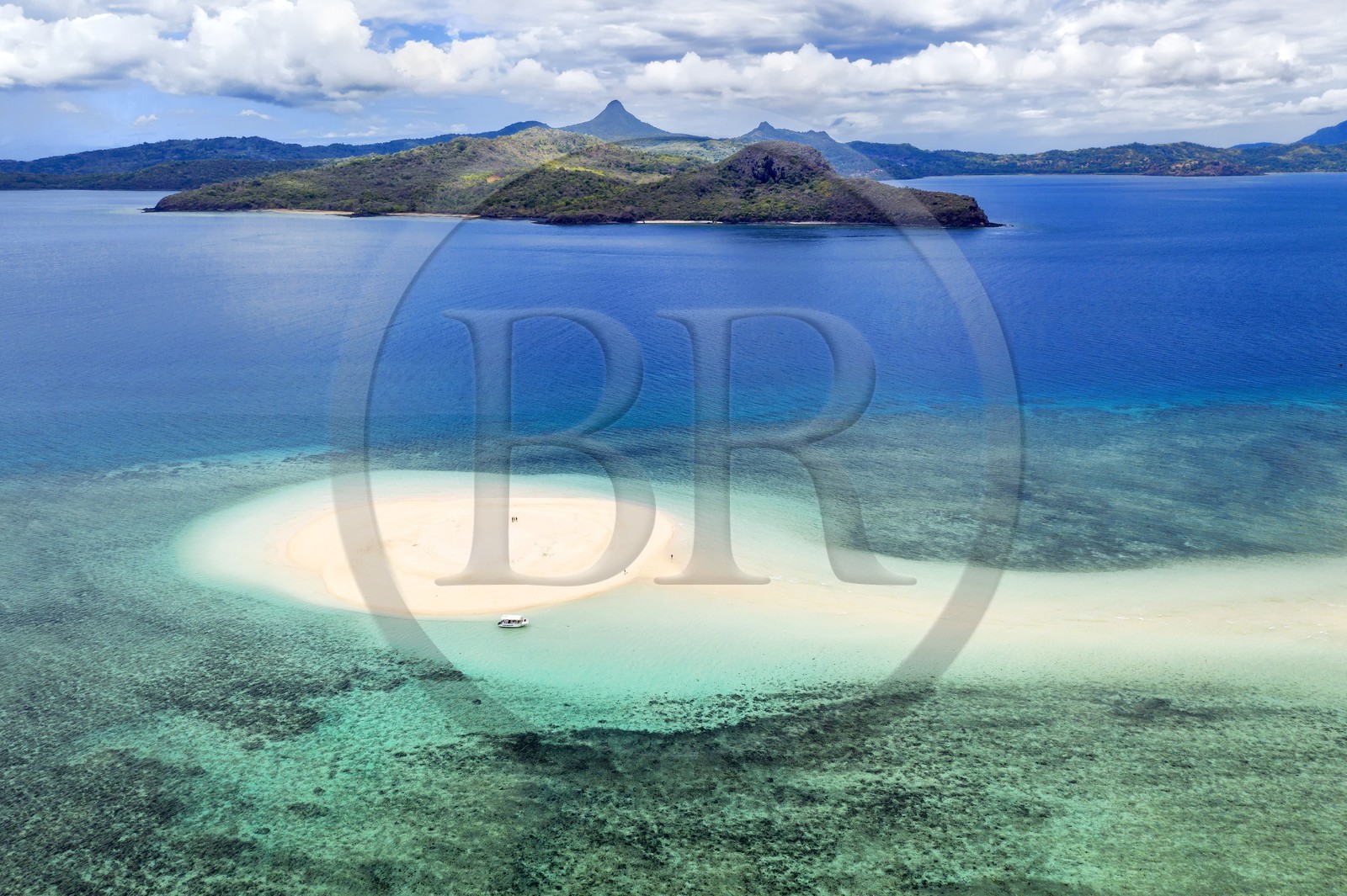 France, Ile de Mayotte, Grande-Terre, M'Tsamoudou, ilot de sable blanc sur le récif de corail dans la lagune face à la pointe Saziley (vue aérienne)