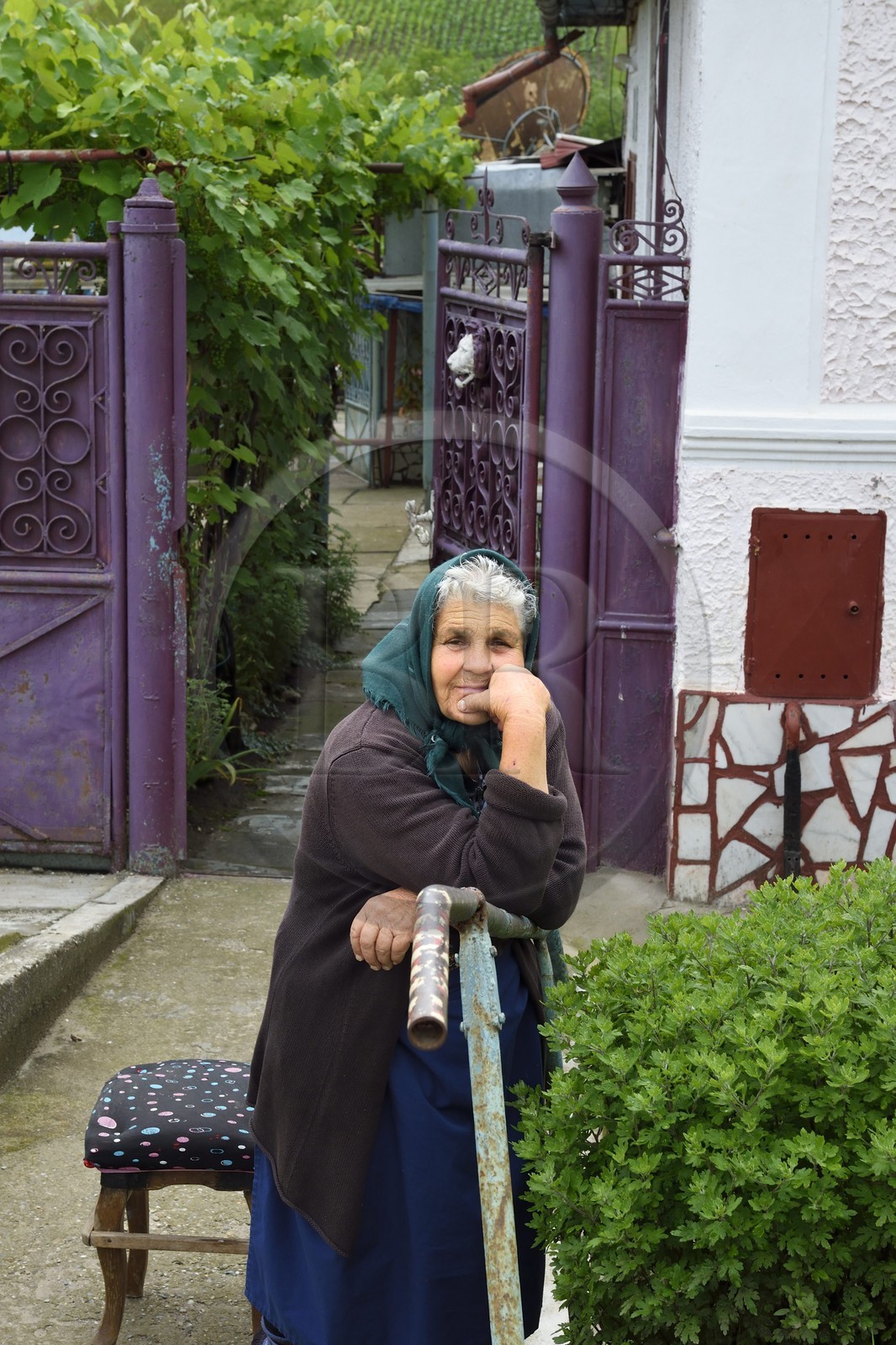 Romania, Transylvania, Valea Viilor (in German Wurmloch), old woman outside her home