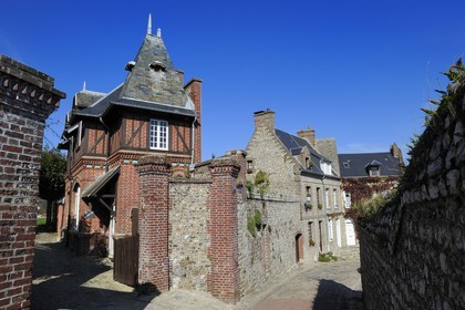 France, Seine-Maritime (76), Saint-Valery-en-Caux, le quartier d'Aval non touché par les bombardements de la deuxième guerre, la rue des Pénitents