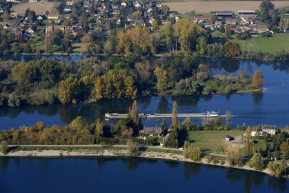 France, Eure (27), péniche sur la Seine à Muids en aval des Andelys (vue aérienne)