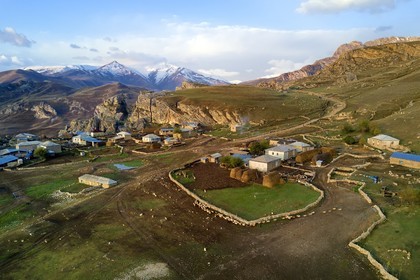 Azerbaïdjan, région de Quba (Guba), chaine de montagne du Grand Caucase, village de Giriz à l'aube (vue aérienne)