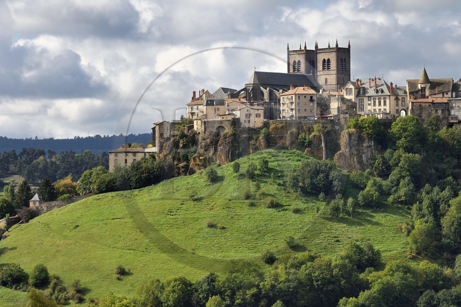France, Cantal (15), Saint-Flour, la ville haute est située sur la Planèze, grand plateau volcanique du Cantal