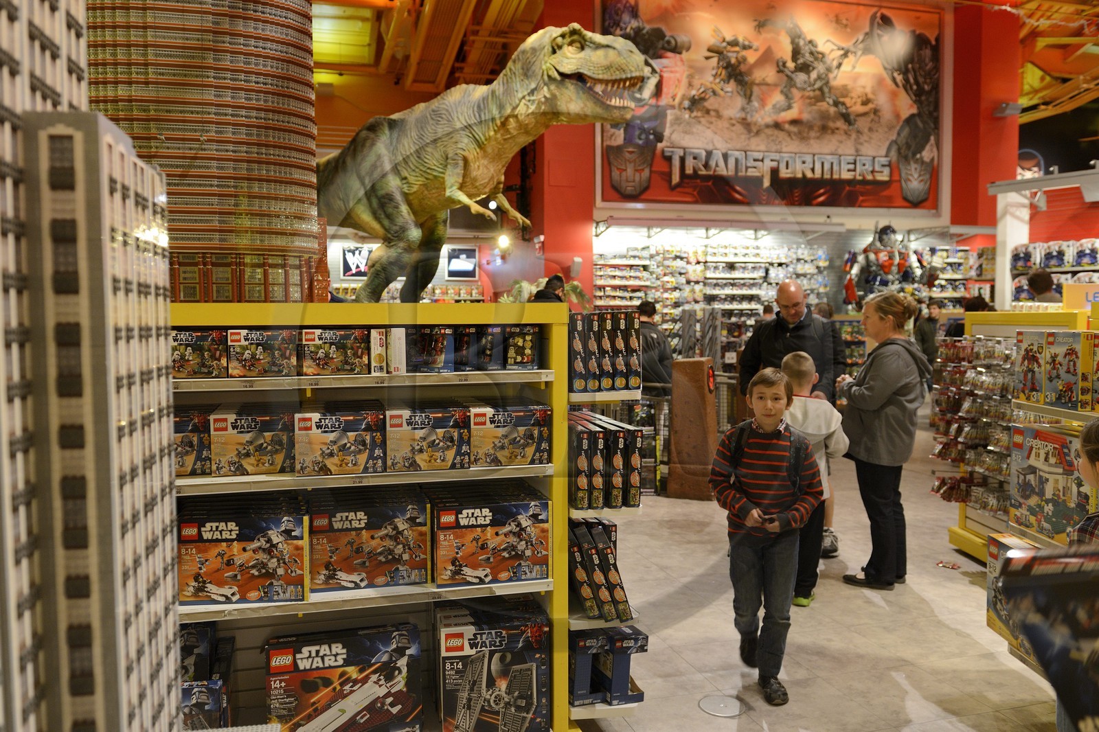 Etats-Unis, New York, Manhattan, Times Square, magasin de jouets ToysRUs et son dinosaure